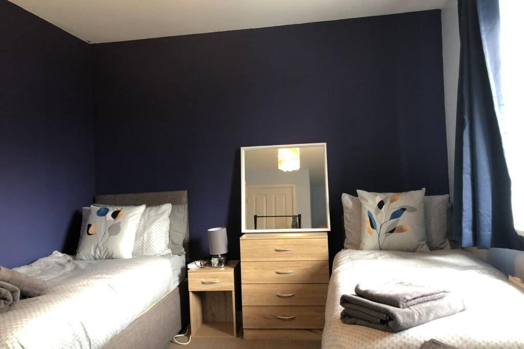 טיפטון Dudley House **Staycation & Contractors** Sleeps 7 מראה חיצוני תמונה