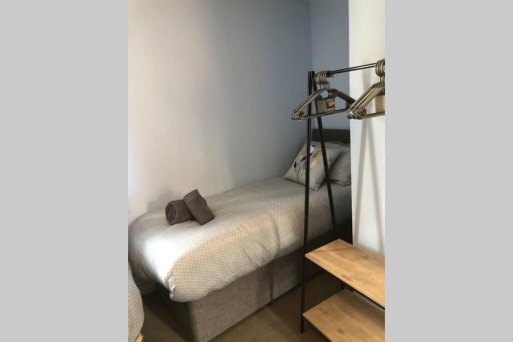 טיפטון Dudley House **Staycation & Contractors** Sleeps 7 מראה חיצוני תמונה